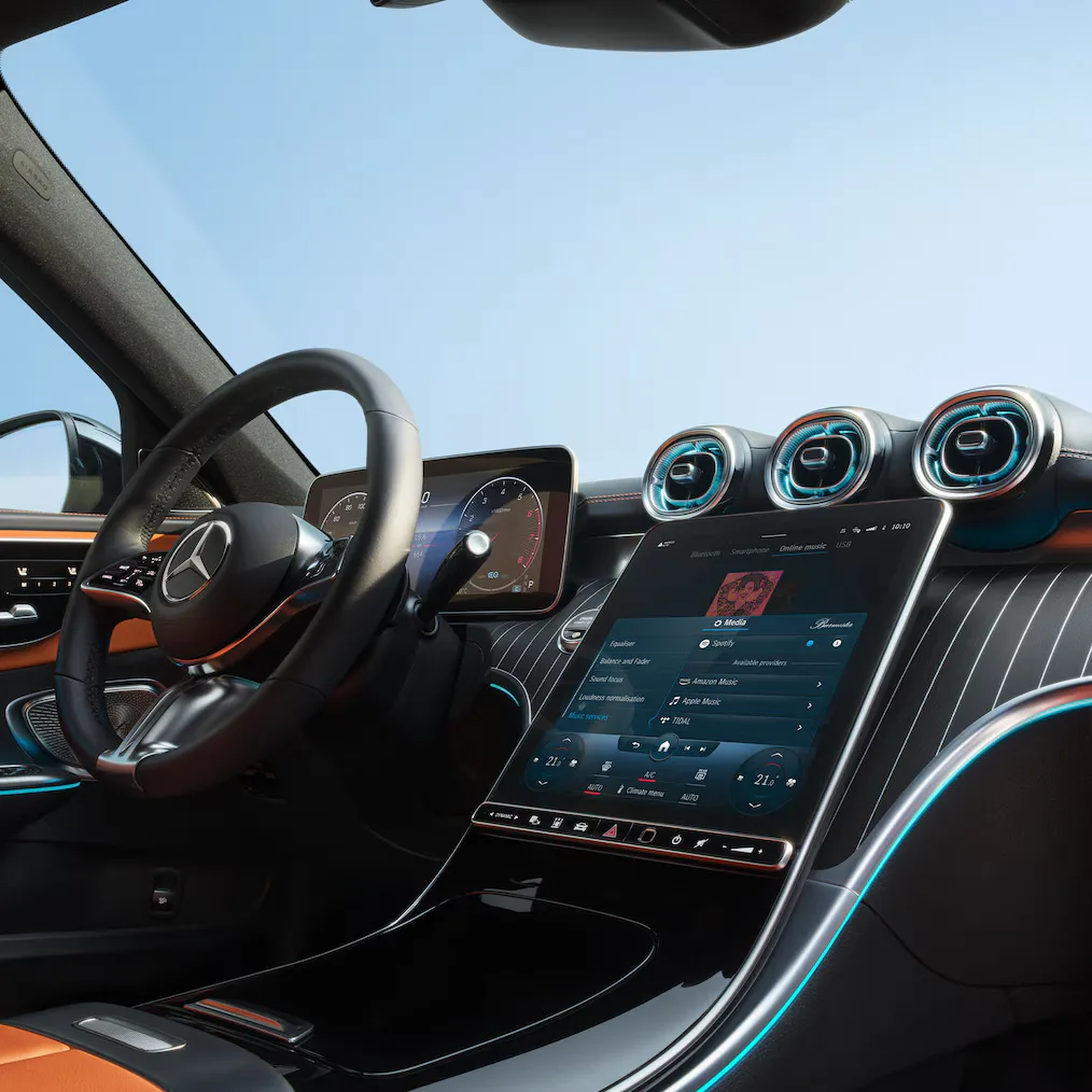 Cockpit elegante e esportivo