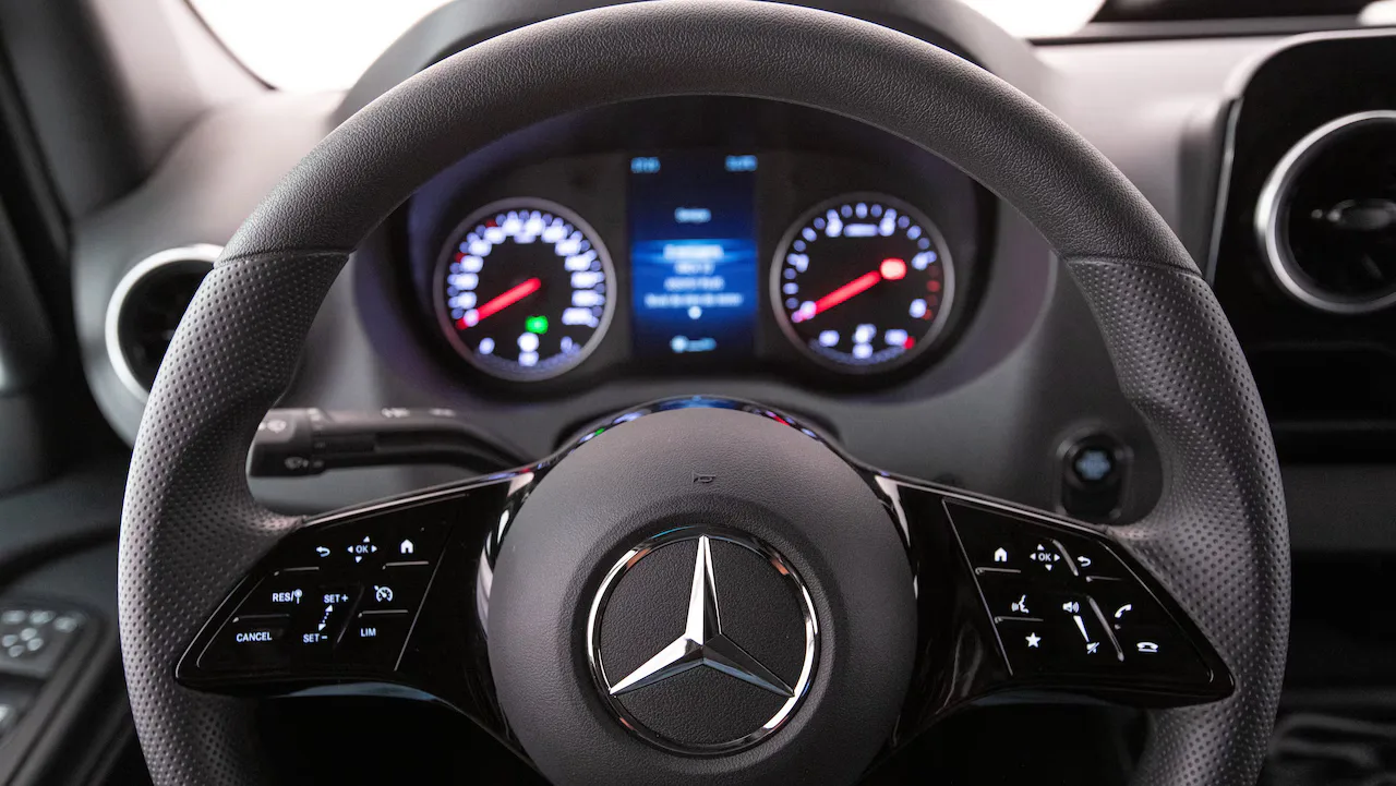 Volante multifuncional com piloto automático